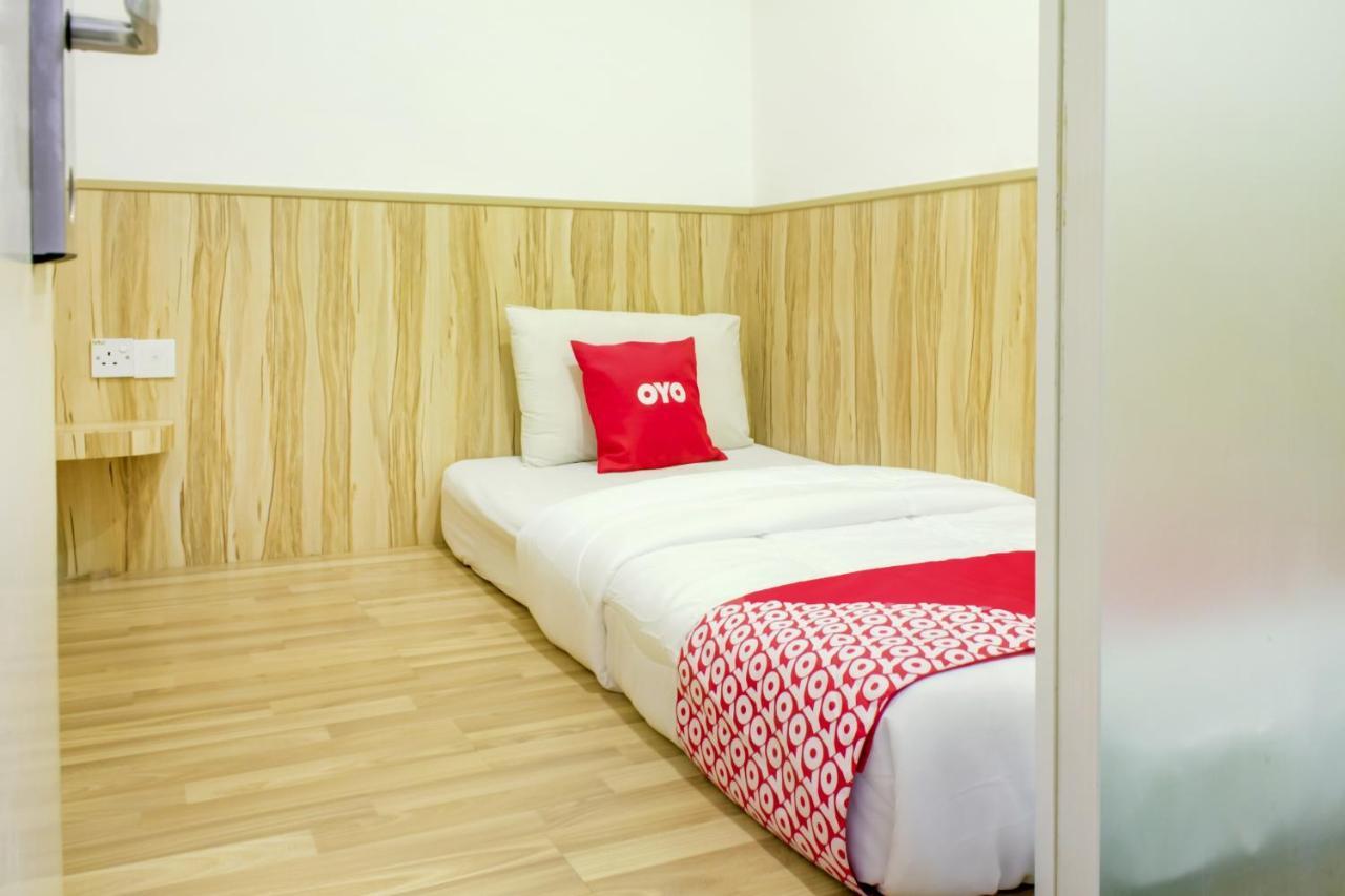 ג'והור בהרו Oyo 90028 Ragula Hotel מראה חיצוני תמונה